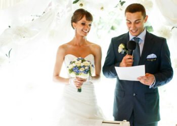 Do The Bride And Groom Have To Give A Speech At Their Wedding Reception?