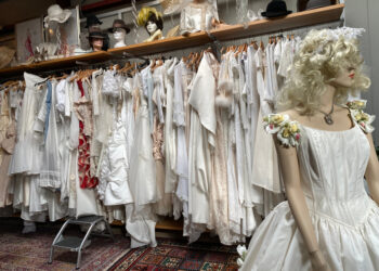How to find beautiful secondhand wedding dresses