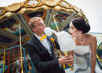 Brides replace their wedding bouquets with cotton candy