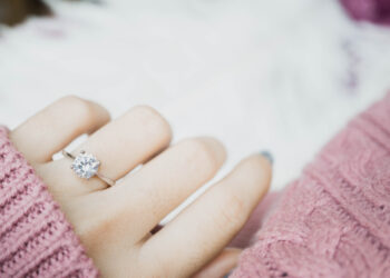 What to wear as an engagement ring