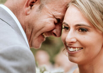 A Photographer Found an Unusual Way to Help A Blind Bride 'See' Her Wedding Photos, And We Can't Hold Back Our Tears